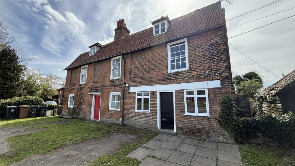 Lot: 130 - SUBSTANTIAL PERIOD PROPERTY WITH MULTIPLE BUILDINGS REQUIRING REFURBISHMENT - External image of main building and cottage